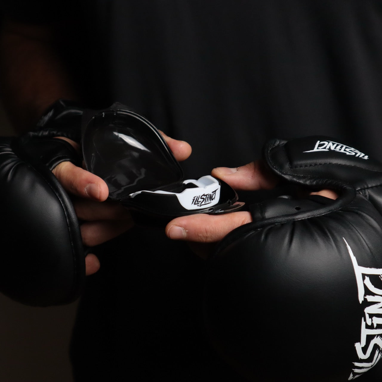 Zuverlässig im Ernstfall
content: Wenn du ihn brauchst, ist er da. Entwickelt für Kampfsportler, die sich auf ihr Equipment verlassen müssen – ohne Spielraum für Fehler.