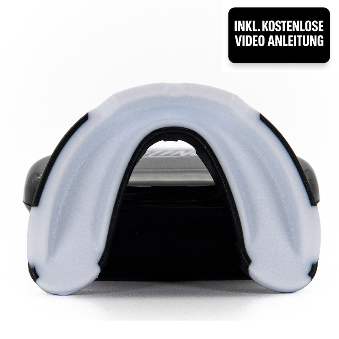 Bombenfester Sitz
content:
Einmal angepasst, bleibt er da, wo er soll – auch bei harten Sparringrunden. Kein Verrutschen. Kein Kompromiss. Du kämpfst. Er schützt.