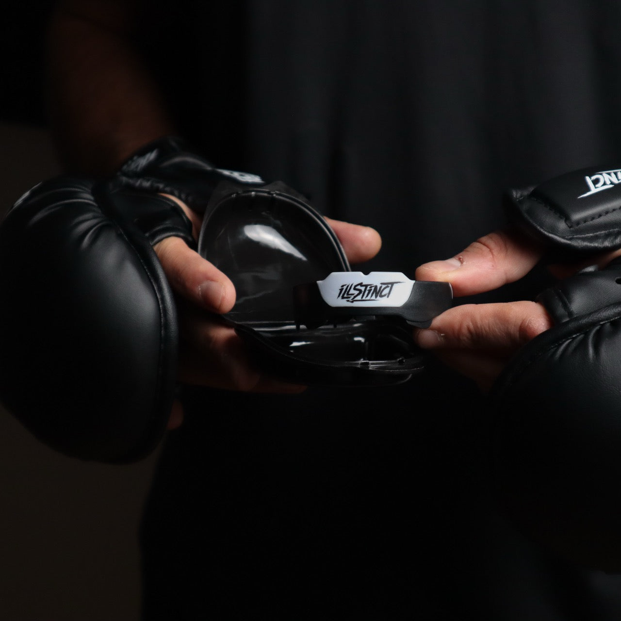 Bombenfester Sitz
content:
Einmal angepasst, bleibt er da, wo er soll – auch bei harten Sparringrunden. Kein Verrutschen. Kein Kompromiss. Du kämpfst. Er schützt.