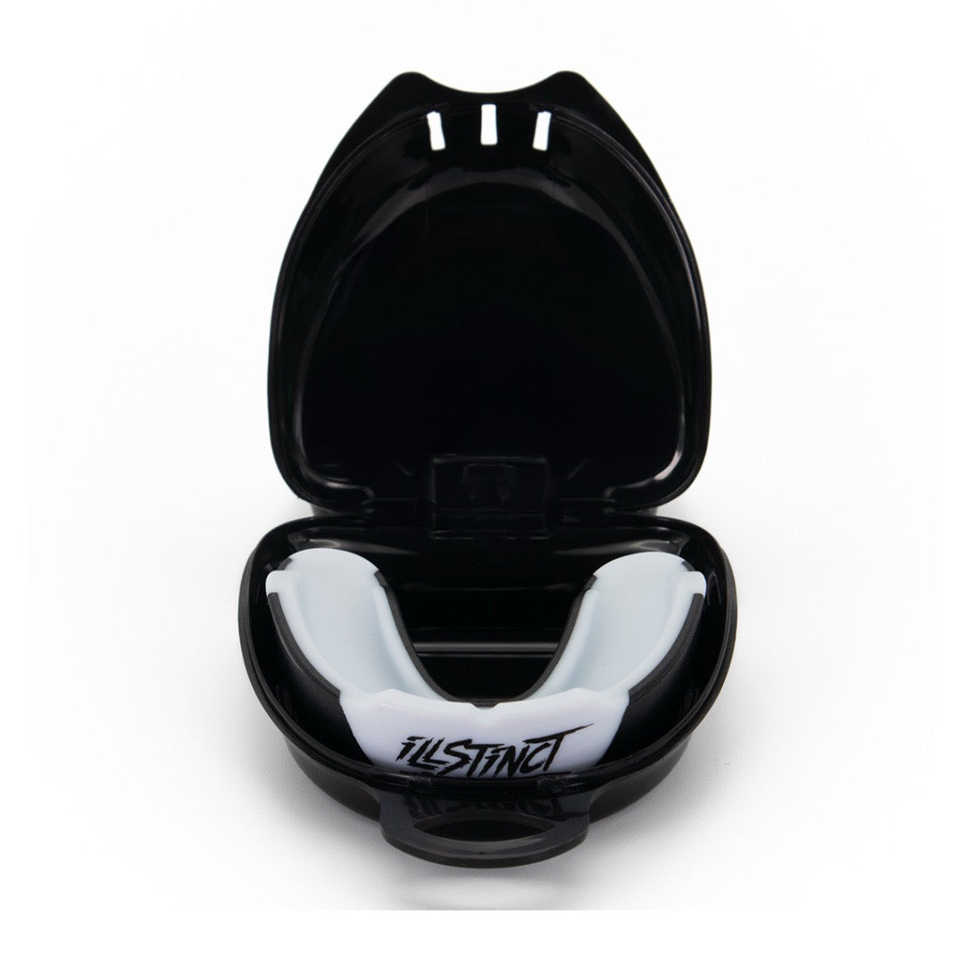 Frei von Schadstoffen
content: BPA-frei, ohne Weichmacher und garantiert kein Chemiegeruch – der ImpactShield Premium besteht aus geprüftem, lebensmittelechtem Material. Sicher für dich, sicher für dein Training.