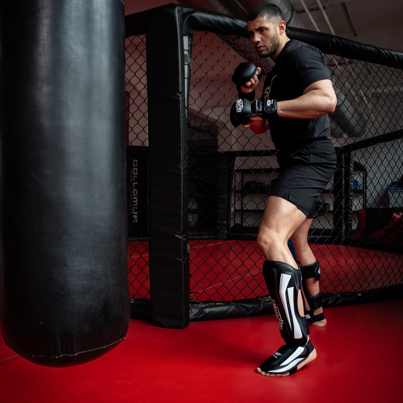 Perfekt abgestimmt
content: Optimale Bewegungsfreiheit für Clinch, Schläge & Grappling. Du fühlst jeden Kontakt – ohne auf Schutz zu verzichten.