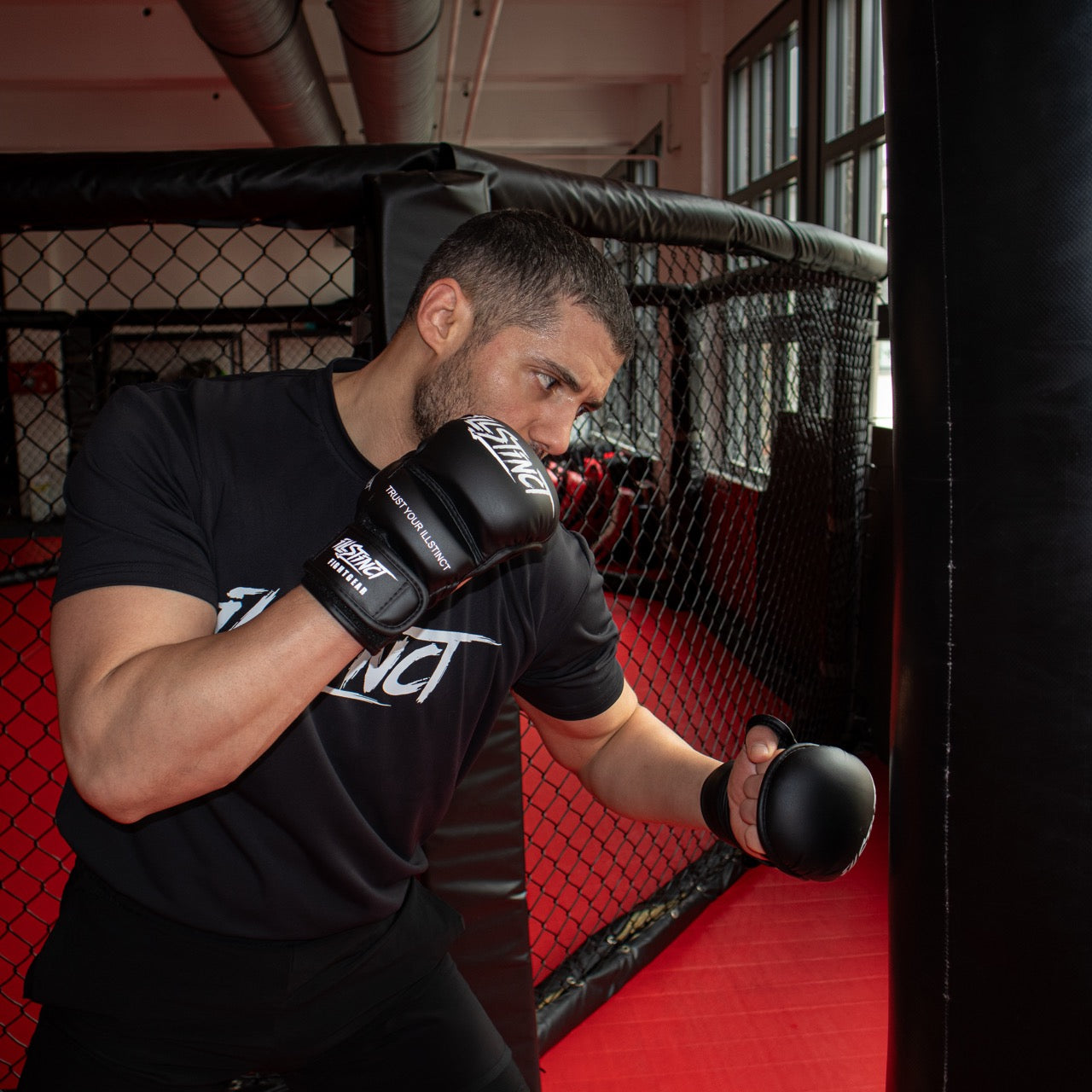 Gezielte Dämpfung
content: Polsterung da, wo’s nötig ist – an Knöcheln und Fingerknöcheln. So schützt du deinen Partner, ohne selbst an Schlaggefühl zu verlieren.