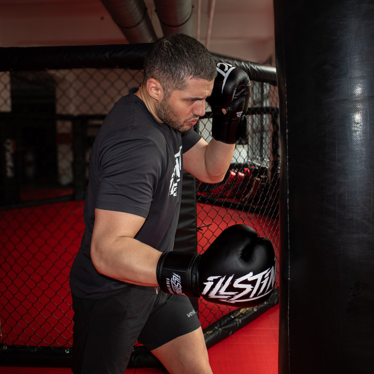 Perfekte Passform
content: Sitzt wie angegossen – für volle Kontrolle ohne Verrutschen. Du konzentrierst dich auf den Kampf, nicht auf dein Equipment.