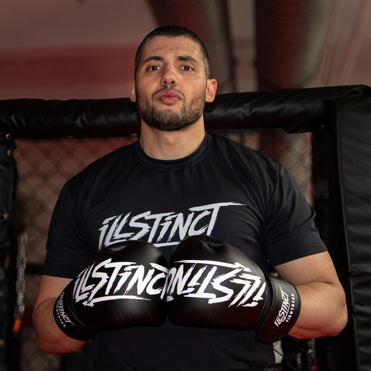 Für Kämpfer gemacht
content: Es geht nicht nur um Ausrüstung. Es geht darum, wie du kämpfst. Die illstinct Boxhandschuhe sind für Kämpfer gemacht, die keine Ausreden suchen – sondern Lösungen.