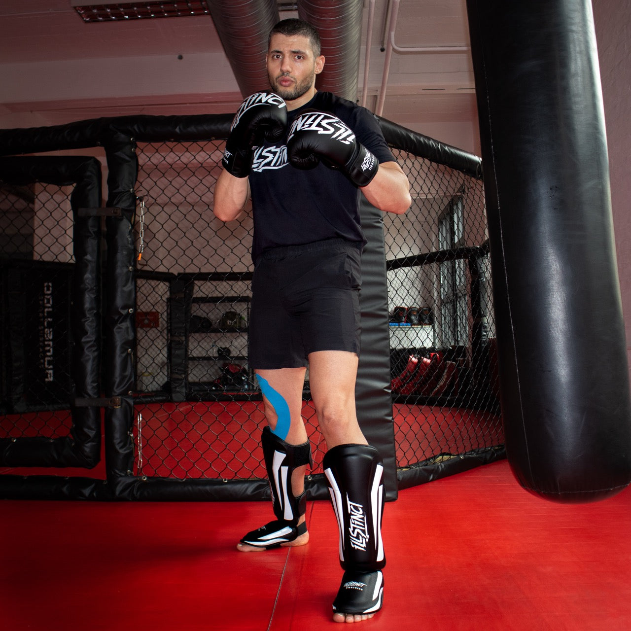 Keine Kompromisse
content: Wenn du in den Ring oder aufs Pad gehst, brauchst du Handschuhe, auf die du dich verlassen kannst. illstinct liefert dir die Stabilität, das Polster und die Power – Runde für Runde.