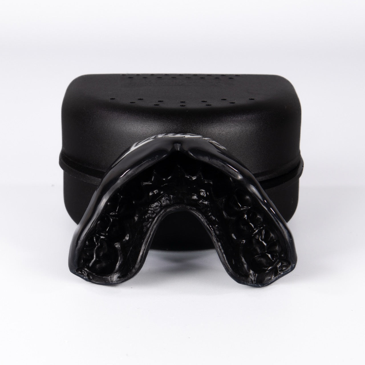 100% passgenauer Sitz
content: Kein Verrutschen, kein Druckgefühl – dein Custom Mundschutz sitzt wie angegossen und bietet maximalen Schutz bei Training und Wettkampf.