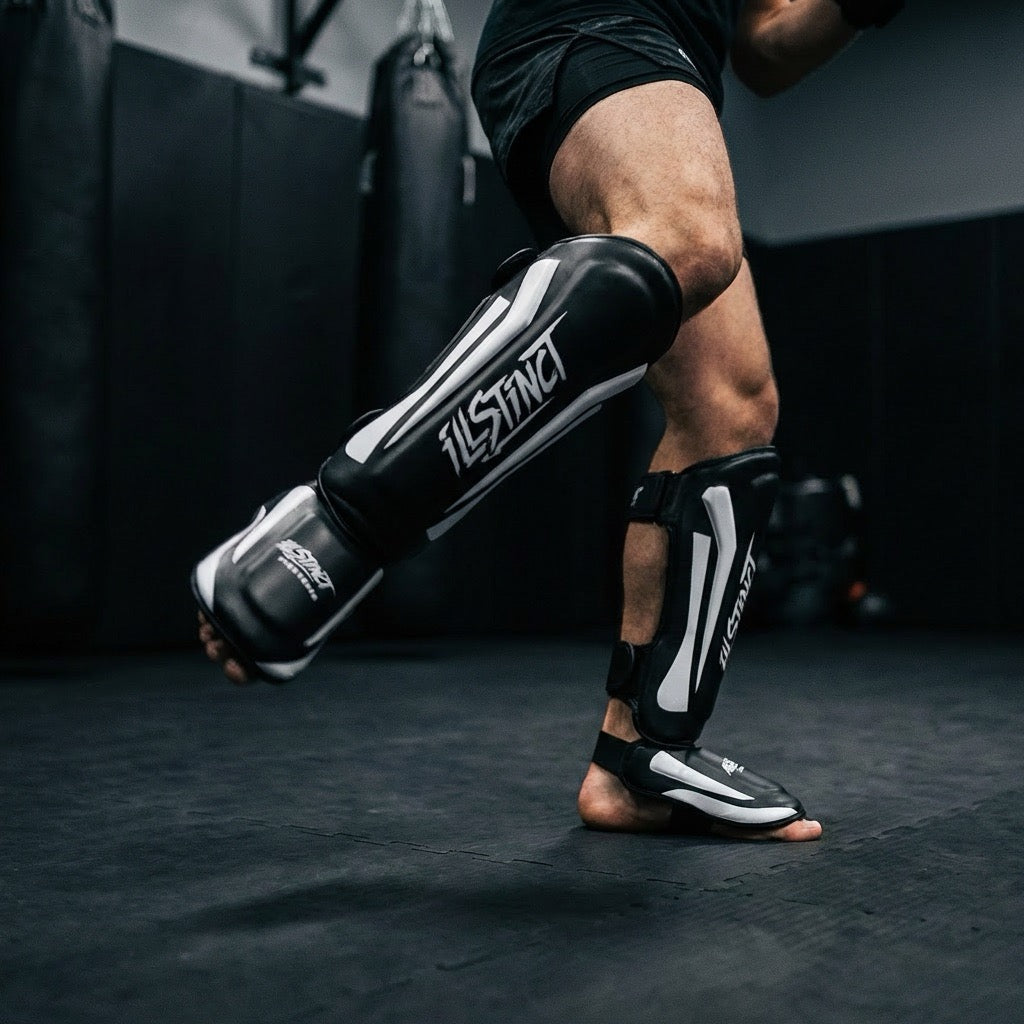 Voller Schutz. Kein Verrutschen.
content: Die TitanPro Schienbeinschoner sitzen auch bei schnellen Kombinationen und Würfen an Ort und Stelle – kein Nachziehen zwischen den Runden.