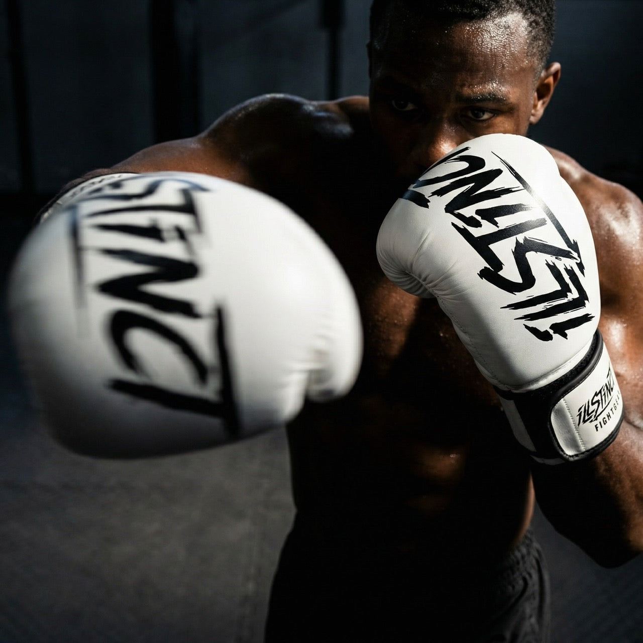 Für Kämpfer gemacht
content: Es geht nicht nur um Ausrüstung. Es geht darum, wie du kämpfst. Die illstinct Boxhandschuhe sind für Kämpfer gemacht, die keine Ausreden suchen – sondern Lösungen.