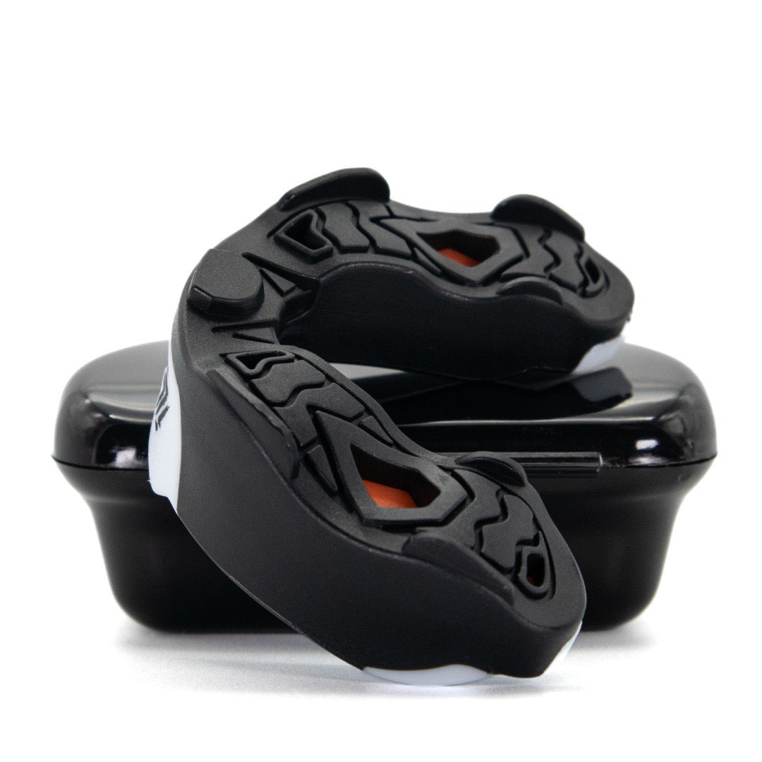 Höchster Aufprallschutz
content: Der ImpactShield Premium absorbiert gezielte Treffer und schützt dich zuverlässig vor Zahn- und Kieferverletzungen – für Sparring, Wettkampf und alles dazwischen.