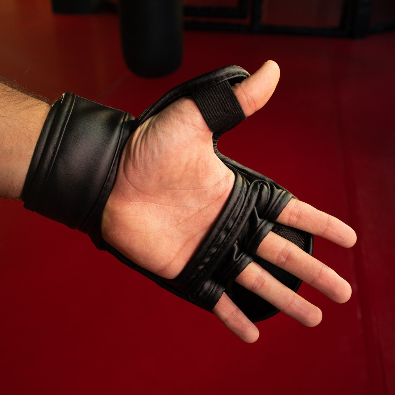 Volle Flexibilität
content: Offene Handfläche, atmungsaktiv und stark vernäht – für Grappling, Griffwechsel und sichere Kontrolle am Boden.