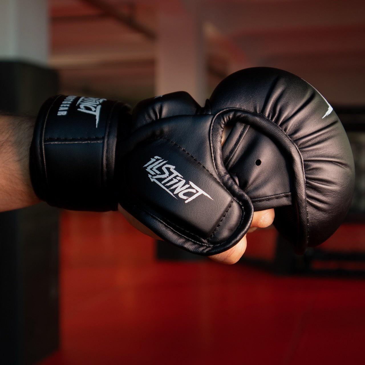 Fester Halt
content: Starker Klettverschluss, ergonomische Passform – der Handschuh bleibt, wo er soll. Kein Rutschen, kein Drehen.