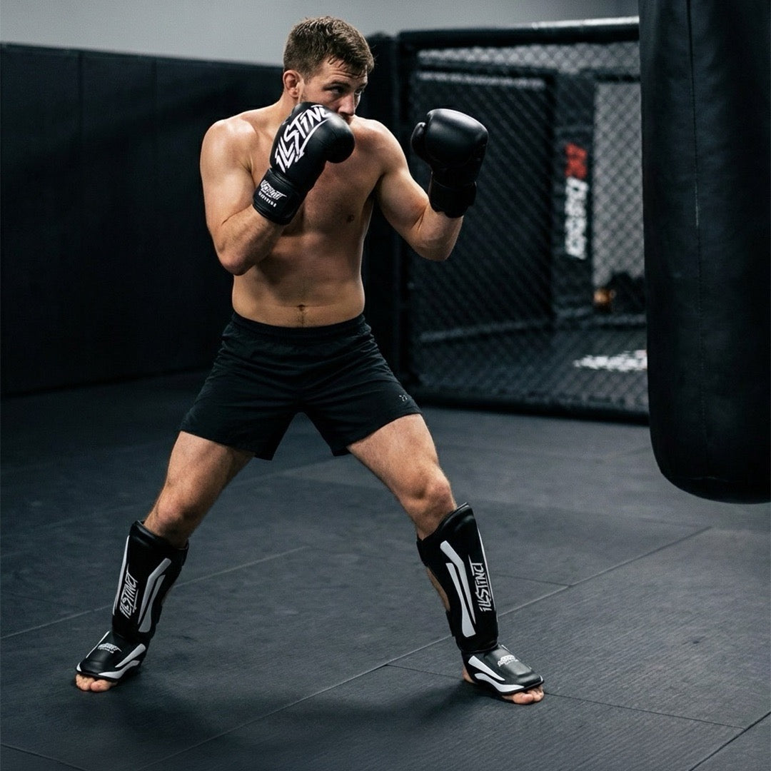 Rundum geschützt. Alles dabei.

content: Handschuhe, Schienbeinschoner, Mundschutz, Bandagen – alles aufeinander abgestimmt. Ein Bundle, kein Kompromiss.