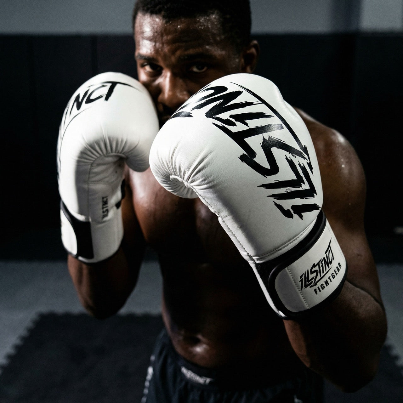 Perfekte Passform
content: Sitzt wie angegossen – für volle Kontrolle ohne Verrutschen. Du konzentrierst dich auf den Kampf, nicht auf dein Equipment.