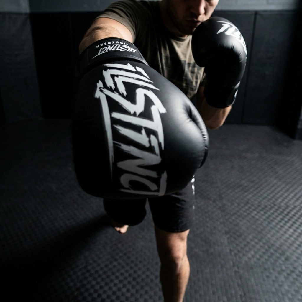 Für Kämpfer gemacht
content: Es geht nicht nur um Ausrüstung. Es geht darum, wie du kämpfst. Die illstinct Boxhandschuhe sind für Kämpfer gemacht, die keine Ausreden suchen – sondern Lösungen.