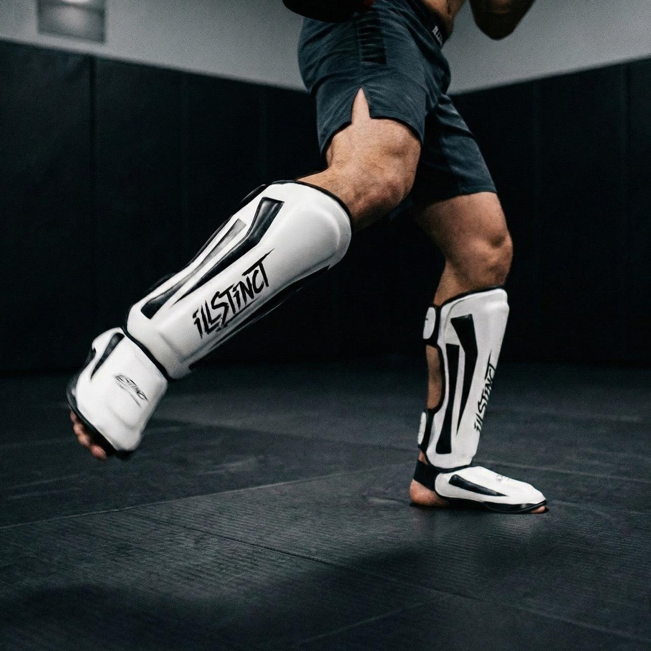 Voller Schutz. Kein Verrutschen.

content: Die TitanPro Schienbeinschoner sitzen auch bei schnellen Kombinationen und Würfen an Ort und Stelle – kein Nachziehen zwischen den Runden.